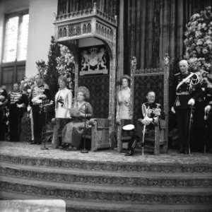 Koningin Juliana en prins Bernhard tijdens het uitspreken van de troonrede in de, Bestanddeelnr 919-5774