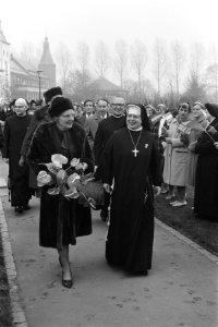 Koningin Juliana met Moeder Overste Gerontia, Bestanddeelnr 915-8311