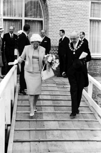Koningin Juliana en prins Bernhard in Rotterdam burgemeester Van Walsum begelei, Bestanddeelnr 915-1565