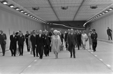 Koningin Juliana met mr. J. Klaasesz in de tunnel, Bestanddeelnr 920-3828
