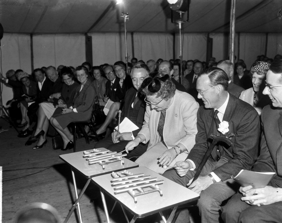 Koningin Juliana en Prins Bernhard openden te Uddel jongerenontmoetingscentrum d, Bestanddeelnr 917-6743