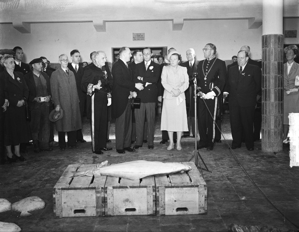 Koningin Juliana en prins Bernhard in IJmuiden. In vishal bij aangeboden vis, Bestanddeelnr 903-4981