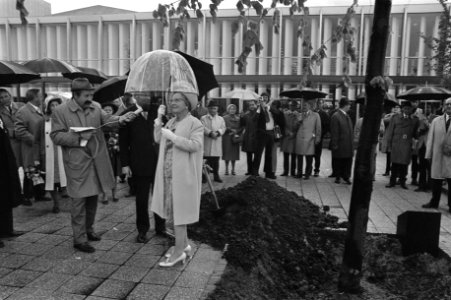 Koningin Juliana na de planting van een koningslinde op de Floriade, Bestanddeelnr 925-6039