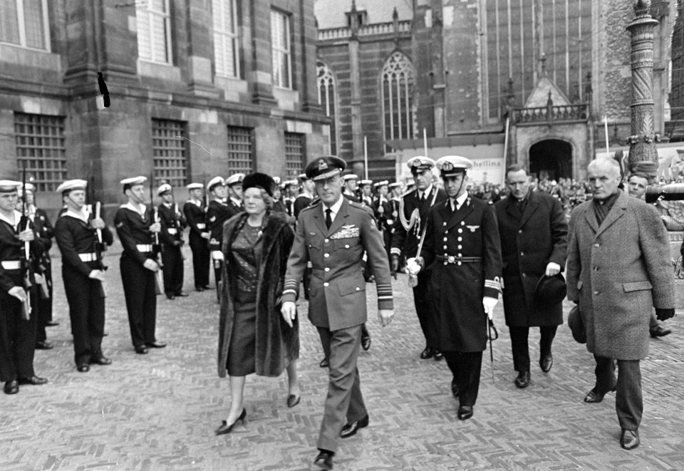 Koningin Juliana en prins Bernhard tijdens inspectie van de erewacht, Bestanddeelnr 918-8586