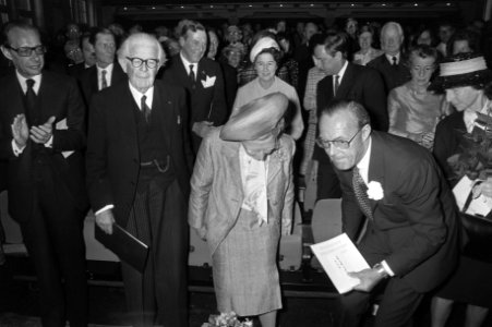 Koningin Juliana en prins Bernhard tijdens de uitreikingsbijeenkomst, links prof, Bestanddeelnr 925-6519