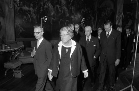 Koningin Juliana met minister Nelissen achter haar minister Geertsema en minist, Bestanddeelnr 924-7075