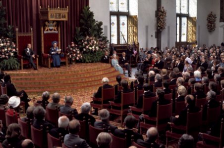 Koningin Juliana en prins Bernhard tijdens de troonrede, Bestanddeelnr 254-9890