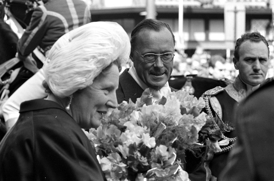 Koningin Juliana en prins Bernhard vertrekken uit het Amstel Hotel in een koets, Bestanddeelnr 913-8286