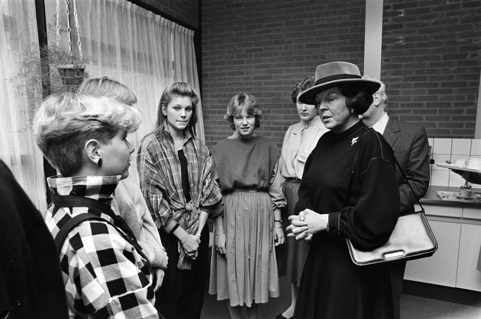 Koningin Beatrix opent het Oranje Nassau College in Zoetermeer Koningin Beatrix , Bestanddeelnr 933-1469