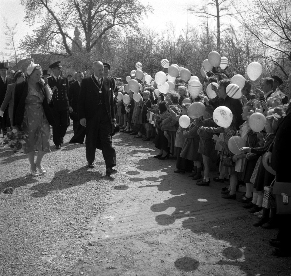 Koningin Juliana loopt langs een rij met ballonnen, Bestanddeelnr 904-5384