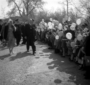 Koningin Juliana loopt langs een rij met ballonnen, Bestanddeelnr 904-5384