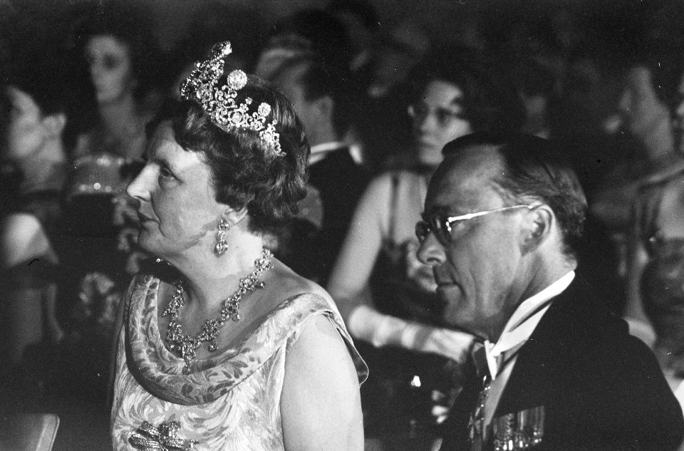 Koningin Juliana en prins Bernhard tijdens de feestavond in het Concertgebouw, Bestanddeelnr 913-8340