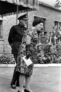 Koningin Juliana en prins Bernhard verlaten de Sint Jacobskerk, Bestanddeelnr 920-6677