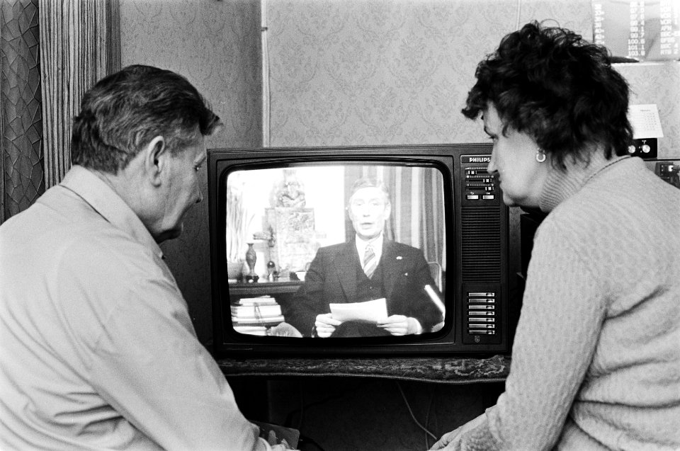 Koningin Juliana maakt haar aftreden bekend via de TV premier van Agt tijdens r, Bestanddeelnr 930-6514