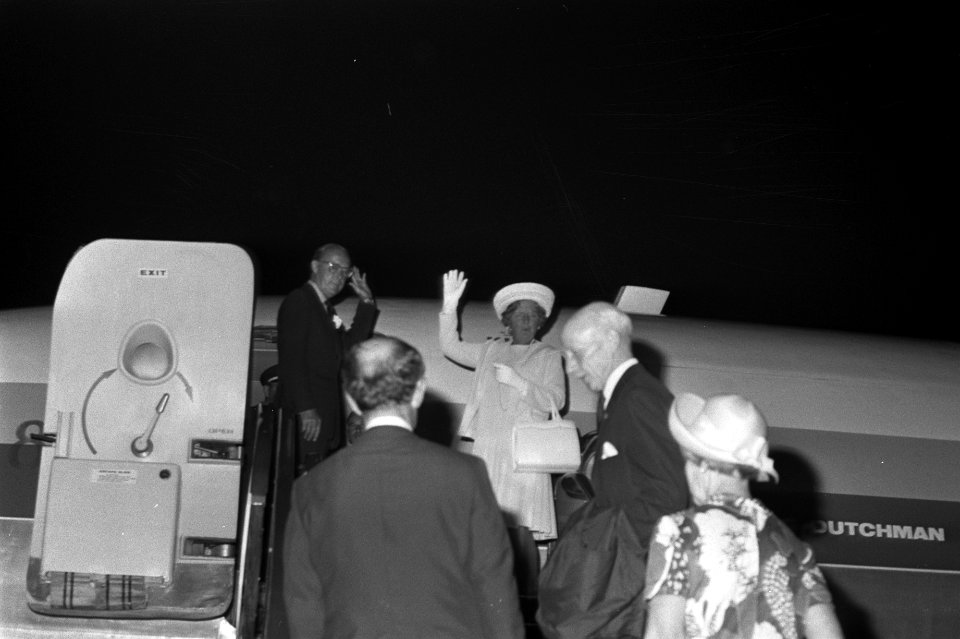 Koningin Juliana en Prins Bernhard vertrekken van Schiphol naar Thailand en Indo, Bestanddeelnr 924-8476