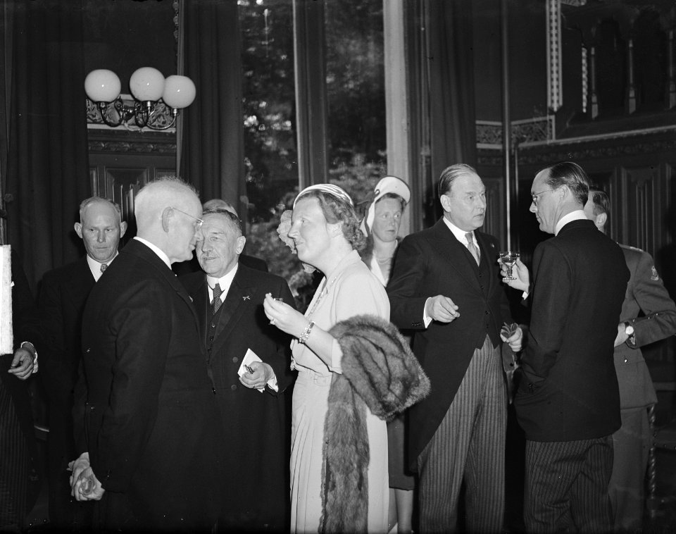 Koningin Juliana en Prins Bernhard in gesprek op het Provinciehuis in Assen, Bestanddeelnr 903-9989