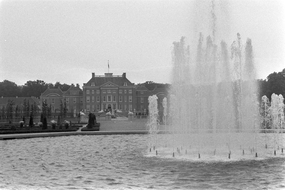 Koningin Beatrix opent Museum Paleis t Loo in Apeldoorn Paleis t Loo (de tuin), Bestanddeelnr 933-0101