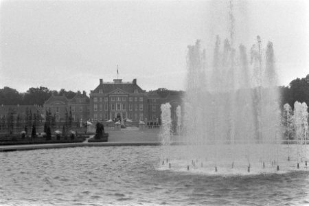 Koningin Beatrix opent Museum Paleis t Loo in Apeldoorn Paleis t Loo (de tuin), Bestanddeelnr 933-0101