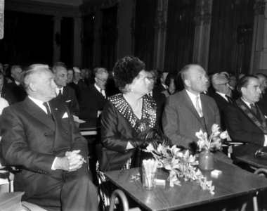 Koningin Juliana luistert naar een toespraak, Bestanddeelnr 919-1767