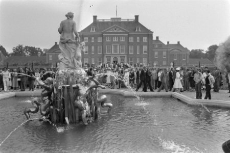 Koningin Beatrix opent Museum Paleis t Loo in Apeldoorn Paleis t Loo, Bestanddeelnr 933-0100