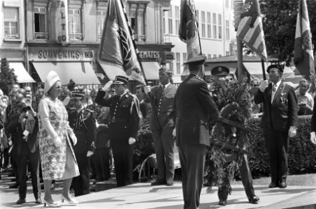 Koningin Juliana legt een krans bij het monument van de Onbekende Soldaat het M, Bestanddeelnr 924-7110