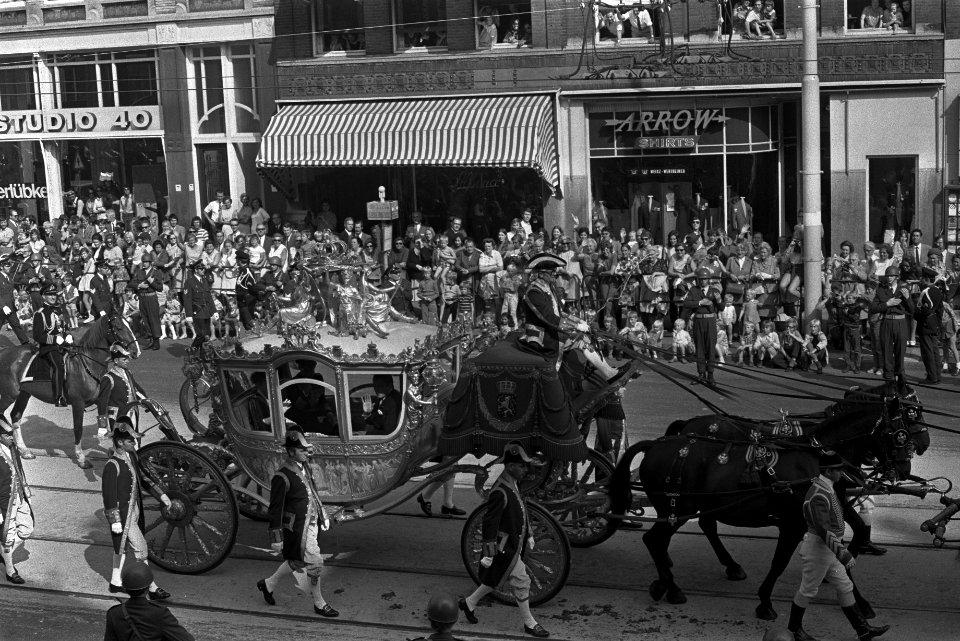 Koningin Juliana en prins Bernhard in de gouden koets onderweg, overzicht, Bestanddeelnr 924-9532