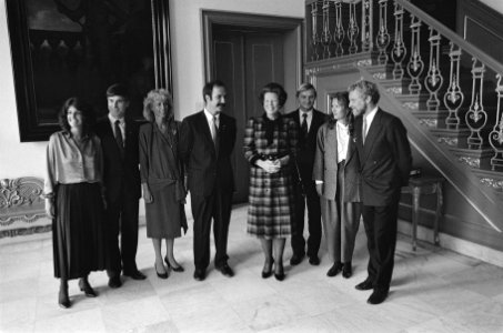 Koningin Beatrix ontvangt Nederlands eerste ruimtevaarder Wubbo Ockels (links), Bestanddeelnr 933-4955