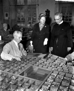 Koningin Juliana in gesprek met de oudste inwoner van het instituut H. van Laarh, Bestanddeelnr 910-7916