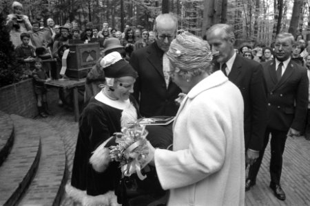 Koningin Juliana krijgt een catalogus aangeboden, Bestanddeelnr 926-3998
