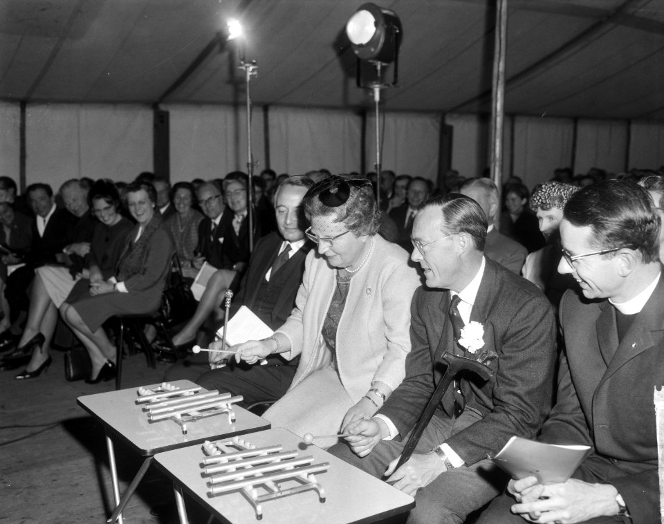 Koningin Juliana en Prins Bernhard openden te Uddel jongerenontmoetingscentrum d, Bestanddeelnr 917-6747