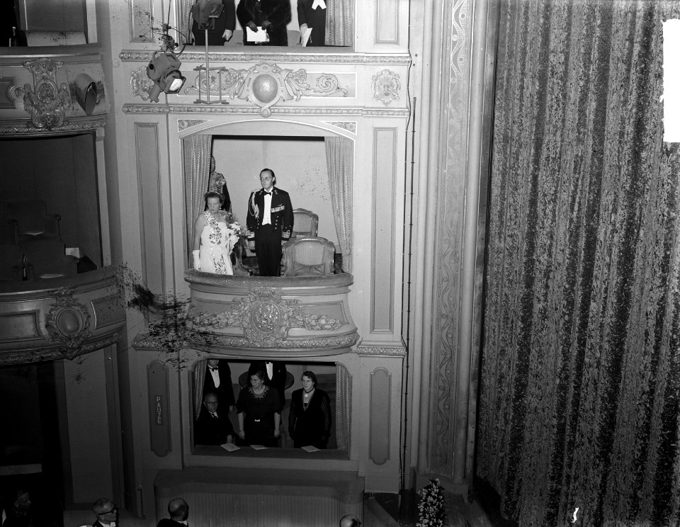 Koningin Juliana en Prins Bernhard in Koninklijke Schouwburg Den Haag, Bestanddeelnr 903-0122