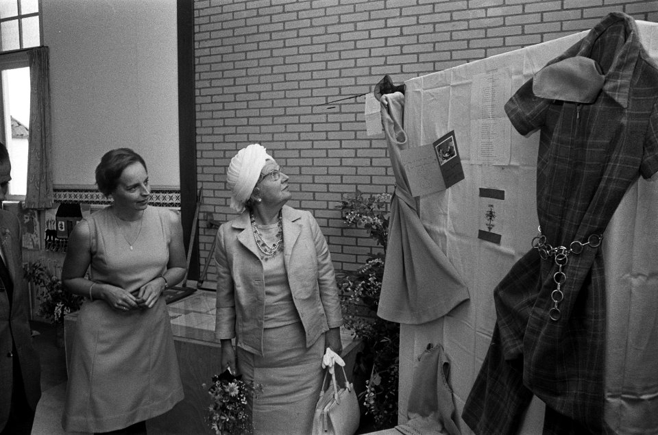 Koningin Juliana in de school in Westeremden, Bestanddeelnr 926-4731