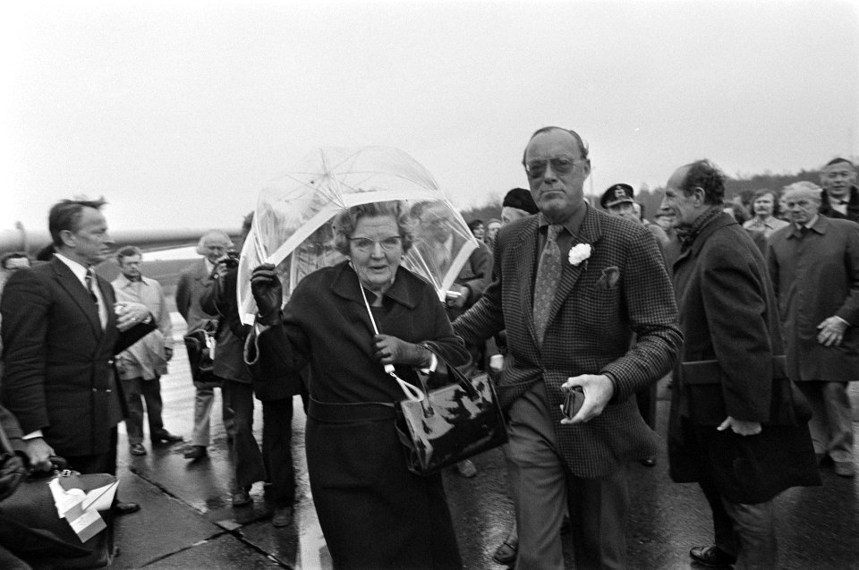 Koningin Juliana en prins Bernhard op het platform, Bestanddeelnr 927-7547