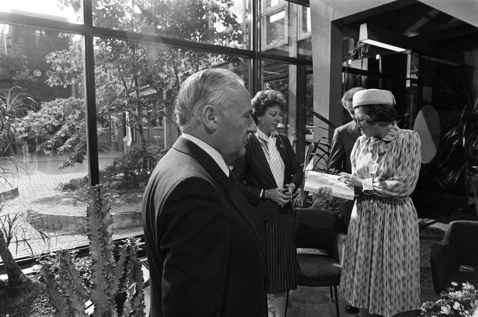 Koningin Beatrix ontvangt in het Dr. Neherlaboratorium te Leidschendam (het ontw, Bestanddeelnr 931-6539
