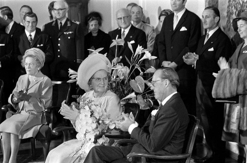 Koningin Juliana en prins Bernhard in het stadhuis van Bonn, Bestanddeelnr 925-0822