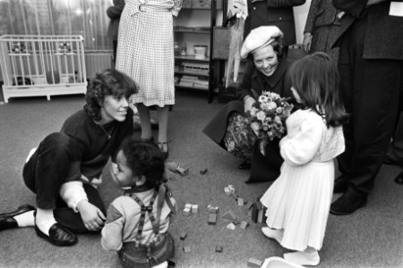 Koningin Beatrix met kinderen en leidsters van het kinderdagverblijf, Bestanddeelnr 932-7331