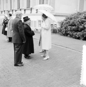 Koningin Juliana in gesprek met enkele deelnemers, Bestanddeelnr 911-3989