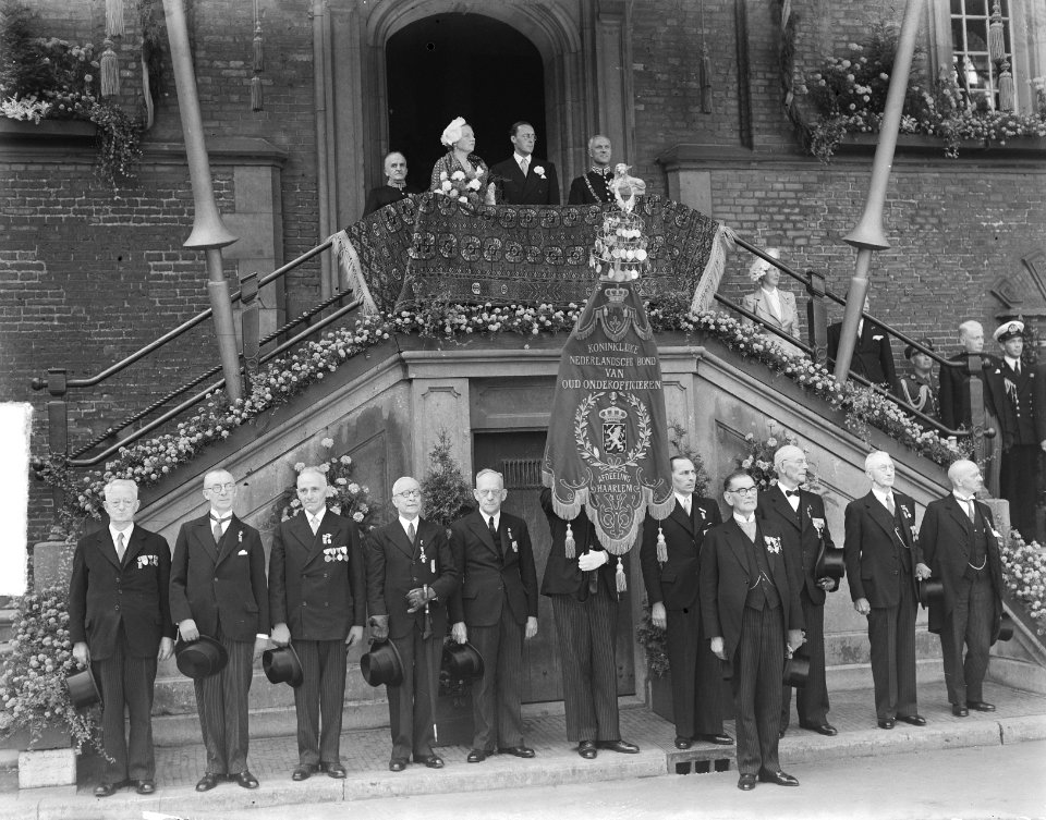 Koningin Juliana en prins Bernhard op het bordes van het raadhuis, Bestanddeelnr 903-4994