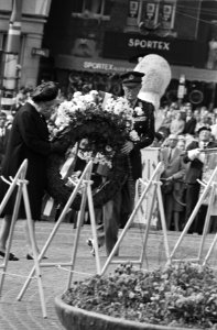 Koningin Juliana en prins Bernhard tijdens de kranslegging, Bestanddeelnr 924-5174