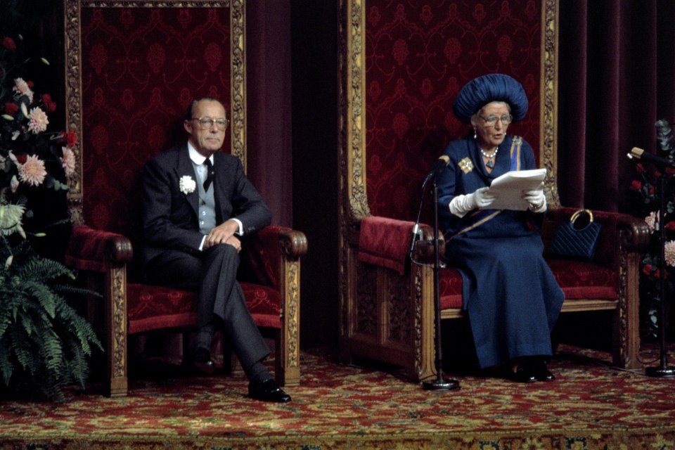 Koningin Juliana en prins Bernhard tijdens de troonrede, Bestanddeelnr 254-9892