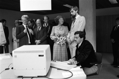 Koningin Beatrix opent de nieuwbouw van het Rijks Computer Centrum in Apeldoorn, Bestanddeelnr 932-9857