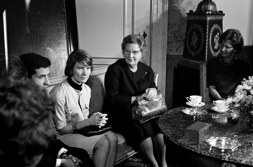 Koningin Juliana in gesprek met enkele jongeren, Bestanddeelnr 915-7520