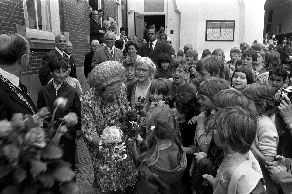 Koningin Juliana in Dordrecht i.v.m. de 400-ste herdenking van de eerste vrije S, Bestanddeelnr 925-6986