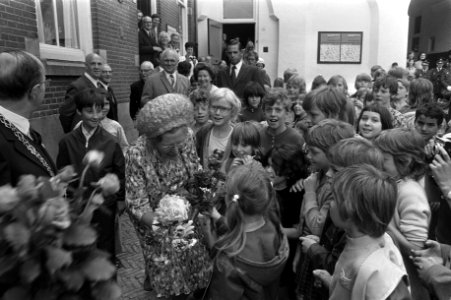 Koningin Juliana in Dordrecht i.v.m. de 400-ste herdenking van de eerste vrije S, Bestanddeelnr 925-6986