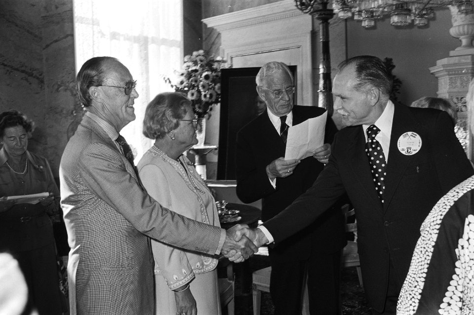 Koningin Juliana en prins Bernhard spreken met aanwezigen, Bestanddeelnr 930-4520