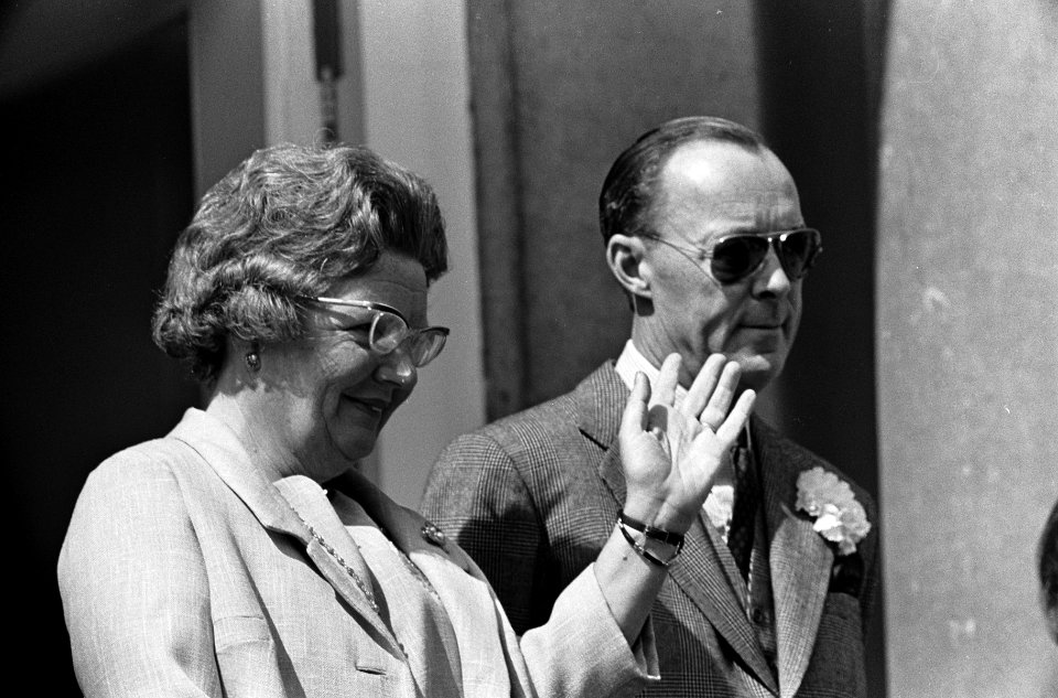 Koningin Juliana en prins Bernhard op het bordes, Bestanddeelnr 917-7133