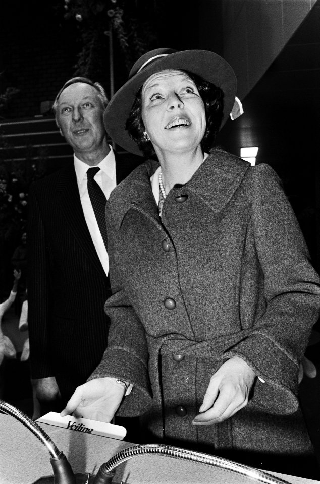 Koningin Beatrix opent Cooperatieve Bloemenveiling Berkel en omstreken in Blei, Bestanddeelnr 932-0212
