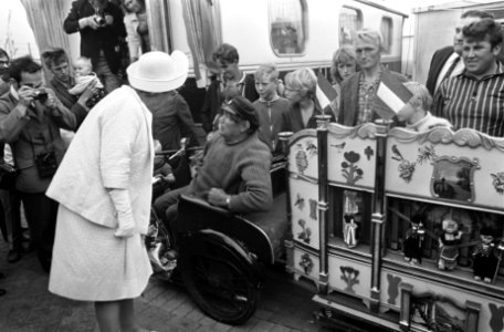 Koningin Juliana in gesprek met de invalide vervaardiger van een miniatuur-draai, Bestanddeelnr 922-5617