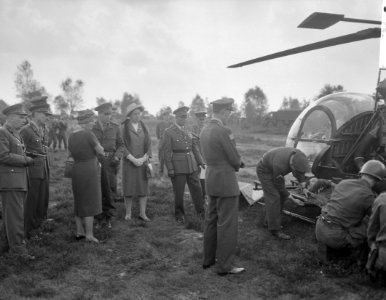 Koningin Juliana en Prins Bernhard op bezoek bij 4e Divisie van de Koninklijke Landmacht, Bestanddeelnr 912-9763