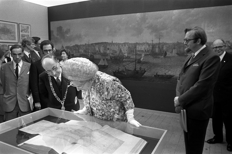 Koningin Juliana in Dordrecht i.v.m. de 400-ste herdenking van de eerste vrije S, Bestanddeelnr 925-6987
